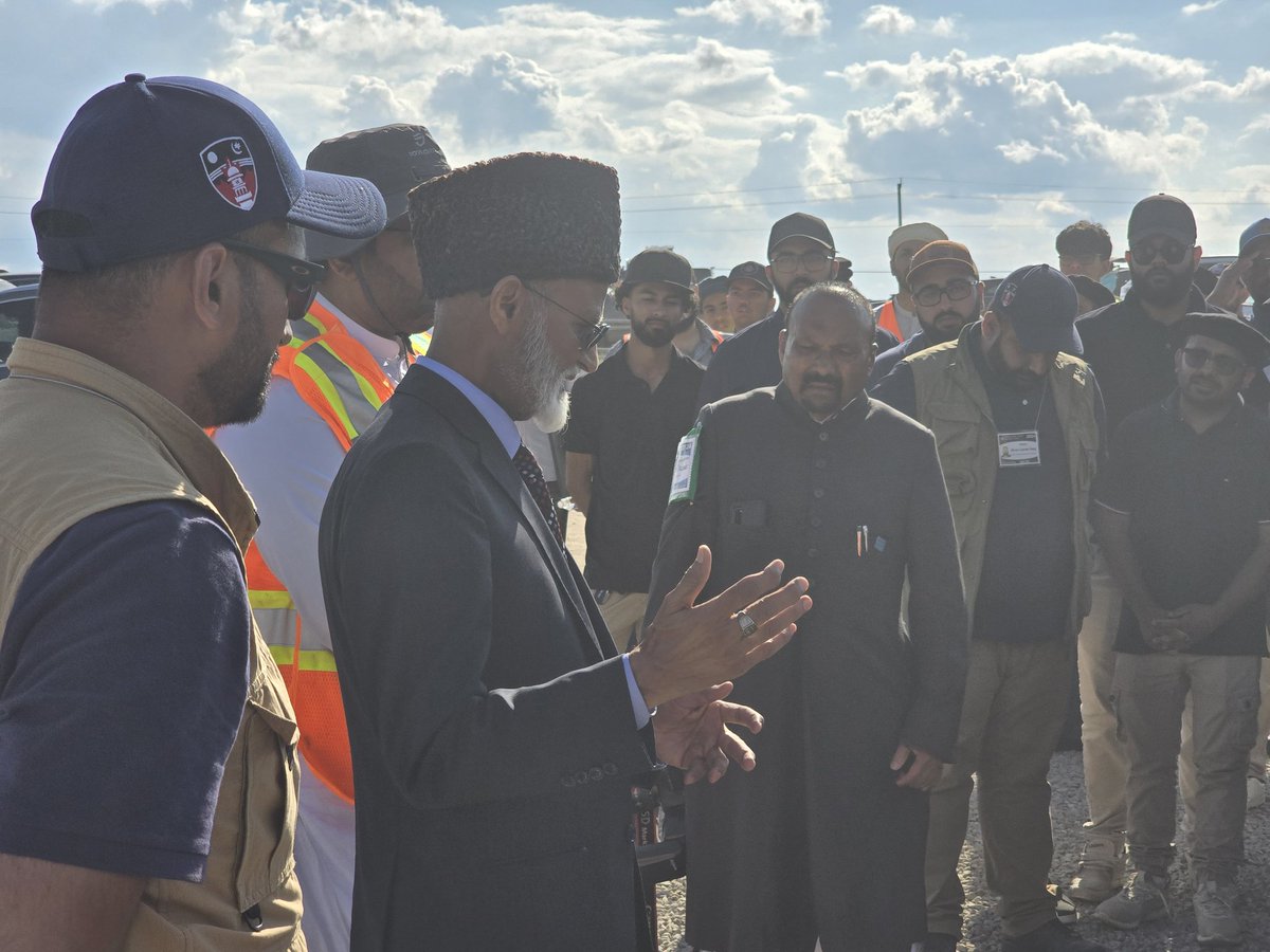 Jalsa_Canada's tweet photo. National President of the Ahmadiyya Muslim Jama'at, Respected Lal Khan Malik Sahib shares words of gratitude and reminds the volunteers to thank Allah for covering all of our shortcomings and allowing us to have a successful #JalsaCanada https://t.co/UOF7UYe1VN