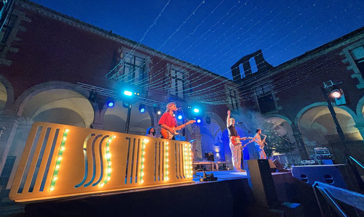 Carles Pujol Aupà (@pujol_carles) on Twitter photo Al <a href="/festival_istiu/">Festival ISTIU</a> amb <a href="/LaLudwigBand/">La Ludwig Band</a> a <a href="/Castello_Emp/">Aj Castelló d’Empúries</a> 🎸 “l’istiu és taaaan llarg” Al <a href="/festival_istiu/">Festival ISTIU</a> amb <a href="/LaLudwigBand/">La Ludwig Band</a> a <a href="/Castello_Emp/">Aj Castelló d’Empúries</a> 🎸 “l’istiu és taaaan llarg”