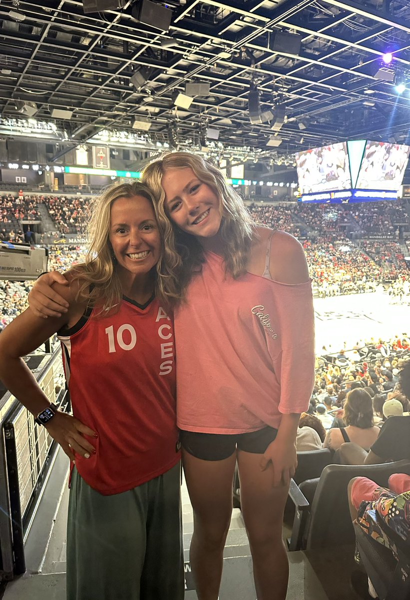 We went to watch #plumdawg <a href="/Kelseyplum10/">Kelsey Plum</a> before Nationals Volleyball!! Maybe <a href="/rayathompson4/">Raya Thompson</a> switches sports 🤣 🏀❤️🏐 #momcoach #Aces♠️