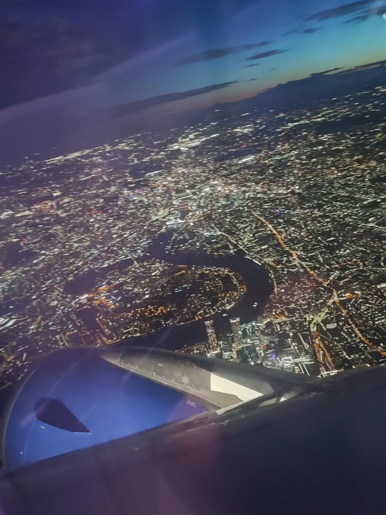 Portfolio_GP's tweet image. There's always something lovely about flying into Heathrow at night 
#London