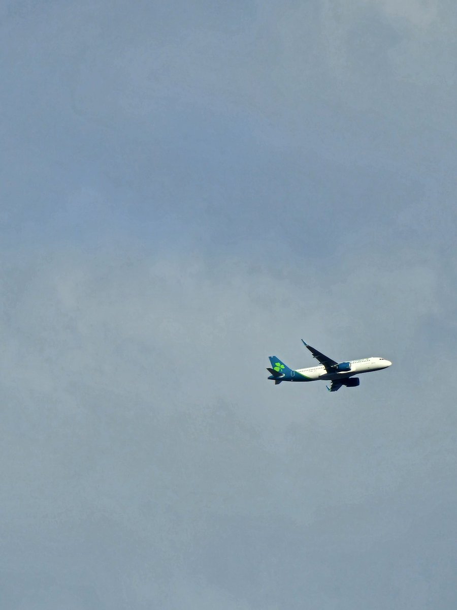 Very moving moment with <a href="/TheCorrsMUsic/">The Corrs</a> playing and <a href="/AerLingus/">Aer Lingus</a> flying overhead