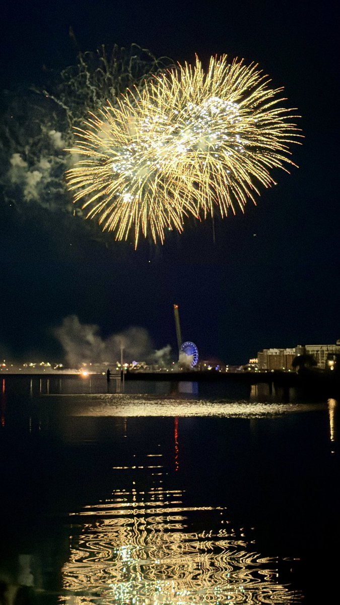 maltekir's tweet photo. Das große Finale des Wochenendes an der Jade - traditionell mit Höhenfeuerwerk #WadJ #Wilhelmshaven https://t.co/JAVxqJGmHD