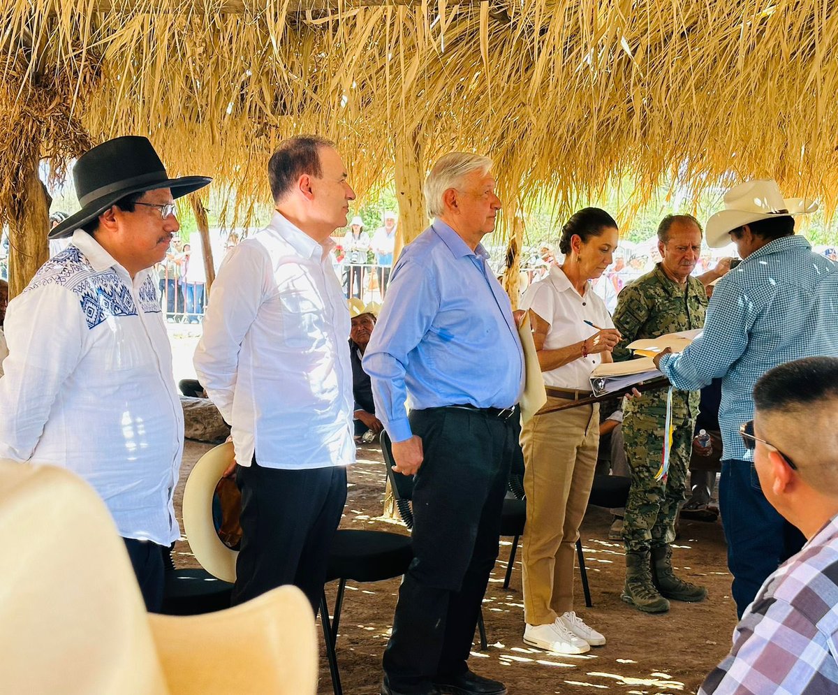 DEELAYUUK's tweet photo. !El Plan de Justicia Yaqui es un ejemplo nacional!

Hoy en Vicam Pueblo, el Presidente @lopezobrador_ firma el Decreto Presidencial por el que se restituyen 12,978 hectáreas de tierras a título comunal, haciendo justicia territorial al Pueblo Yaqui.

En este marco, la virtual Presidenta Electa @Claudiashein ha reafirmado su voluntad de impulsar la aprobación de la Reforma Constitucional sobre derechos de los pueblos indígenas y afromexicanos y la continuidad de los Planes de Justicia en todo el país. 

¡Los pueblos indígenas son raíz, alma y espíritu del humanismo mexicano!