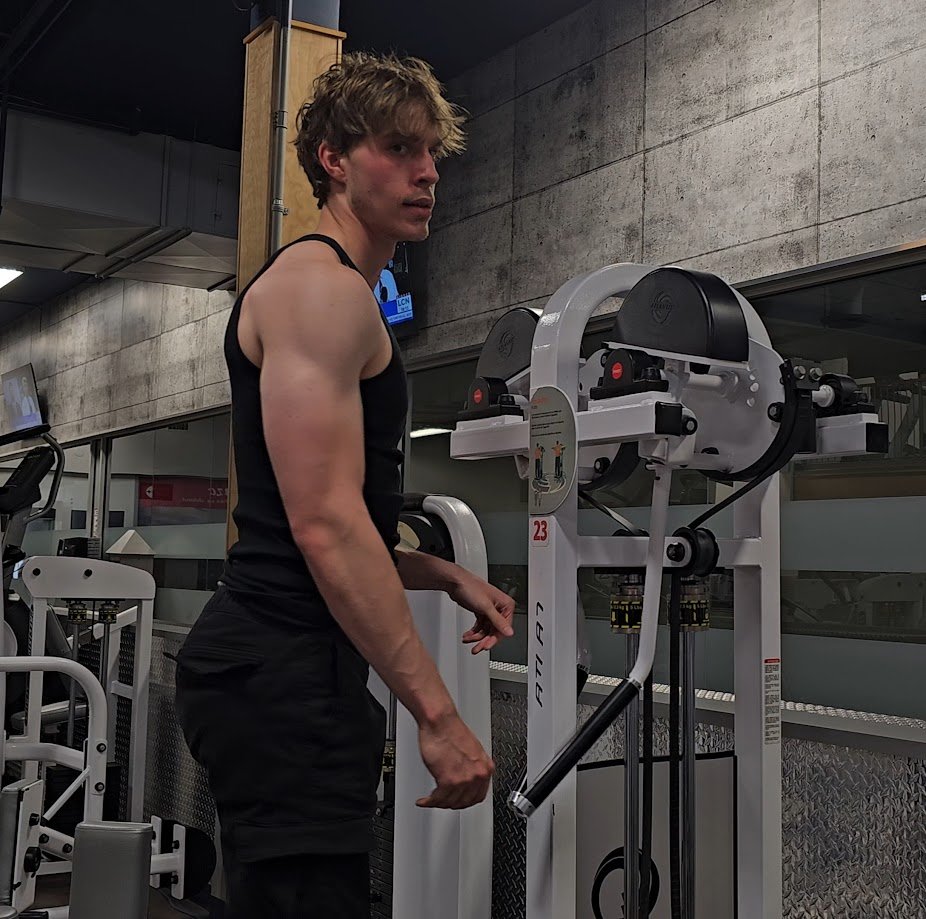 On me demande souvent comment prendre du muscle :

1. Tu t'entraînes dur
1. Tu soulèves des poids de plus en plus lourd
2.  Tu manges beaucoup
3.  Tu dors
4. Tu répètes 1 à 4

C'est même pas une blague, tu répètes JUSTE ça tu deviens balèze, genre vraiment.