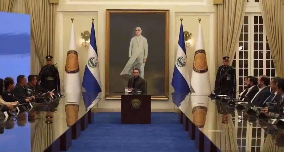 paulg's tweet image. This looks like a shot from a dystopian movie. The symmetry, the shininess, the flags that look like cones, the guards with capes. Everything says dictator.