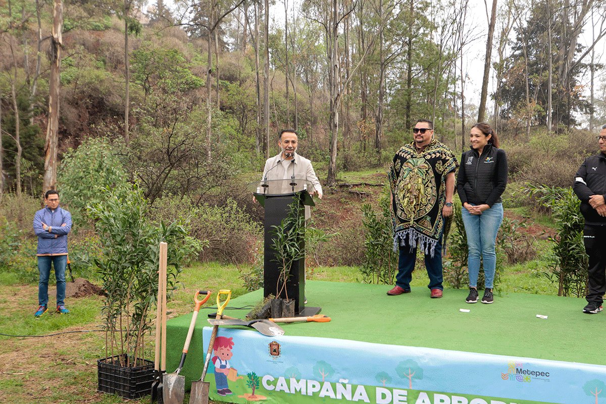 OigaEdomex's tweet photo. El presidente municipal de #Metepec @FerFlores_Emp pone en marcha las jornadas de reforestación 
Información completa en: https://t.co/iAheeKNvSh https://t.co/xtWdl8fH20