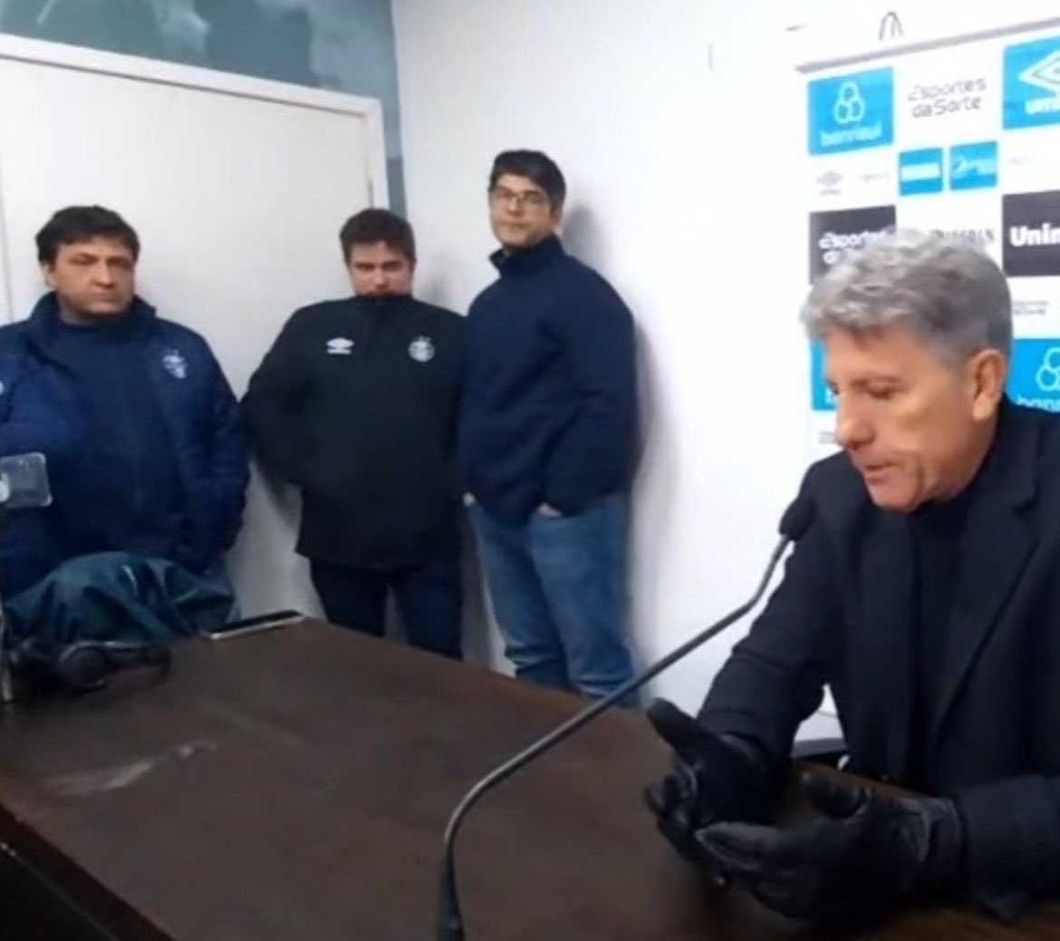 JulianoCavalo81's tweet photo. Um clube do tamanho do Grêmio, com uma gestão tão covarde como essa é um crime contra o próprio clube. Deixaram o Renato, sendo muito contestado, falar sozinho e ficaram só olhando como cara de criança cagada. 
Meu Deus que vergonha, que bando de CAGALHÃO! https://t.co/0hA9NKo9LH