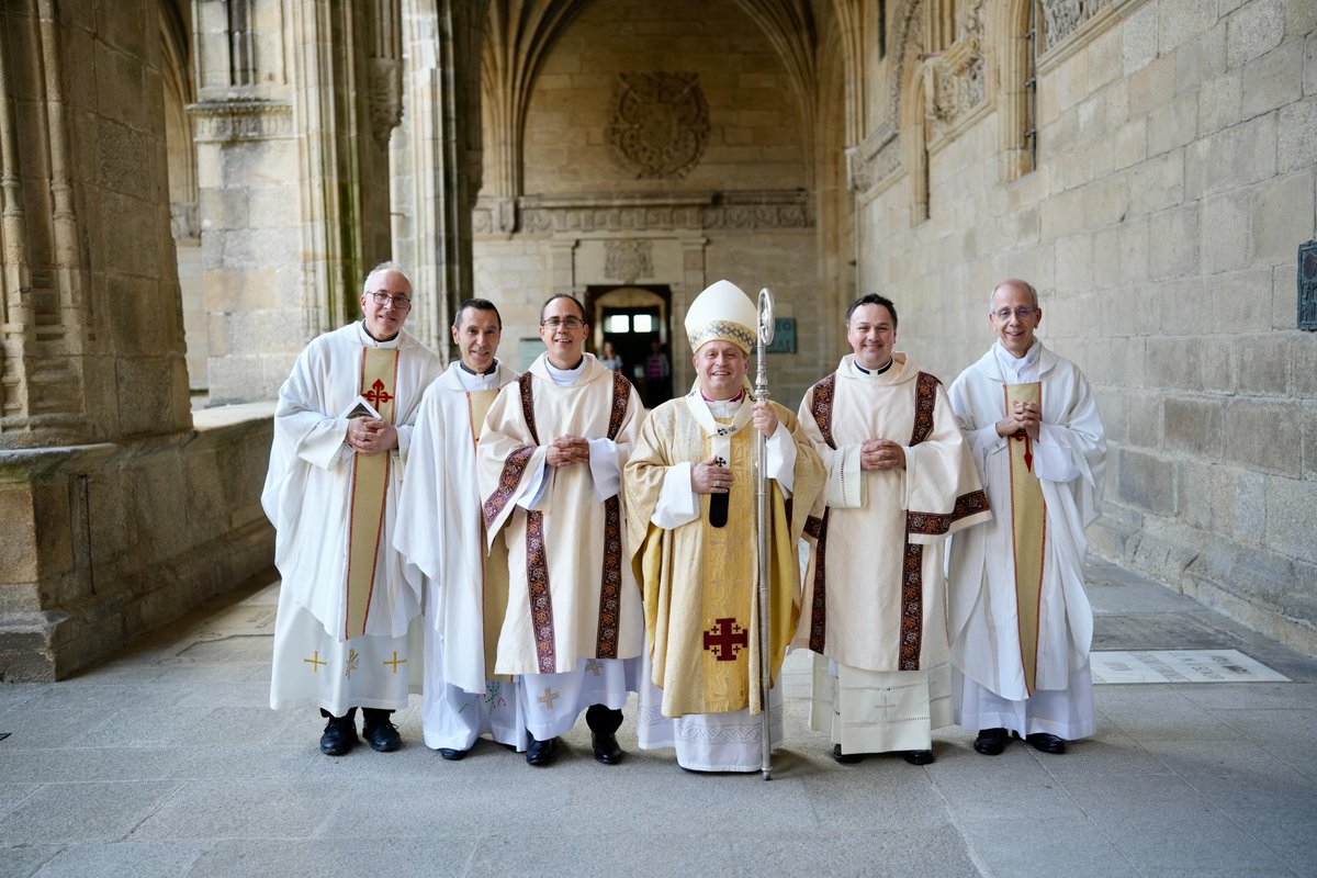 La Iglesia en Santiago da gracias a Dios por la ordenación de dos diáconos. Están llamados a ser custodios del servicio de la Palabra y de la caridad en la comunidad cristiana. Oramos para que vivan su entrega en fidelidad a Dios y a los hermanos