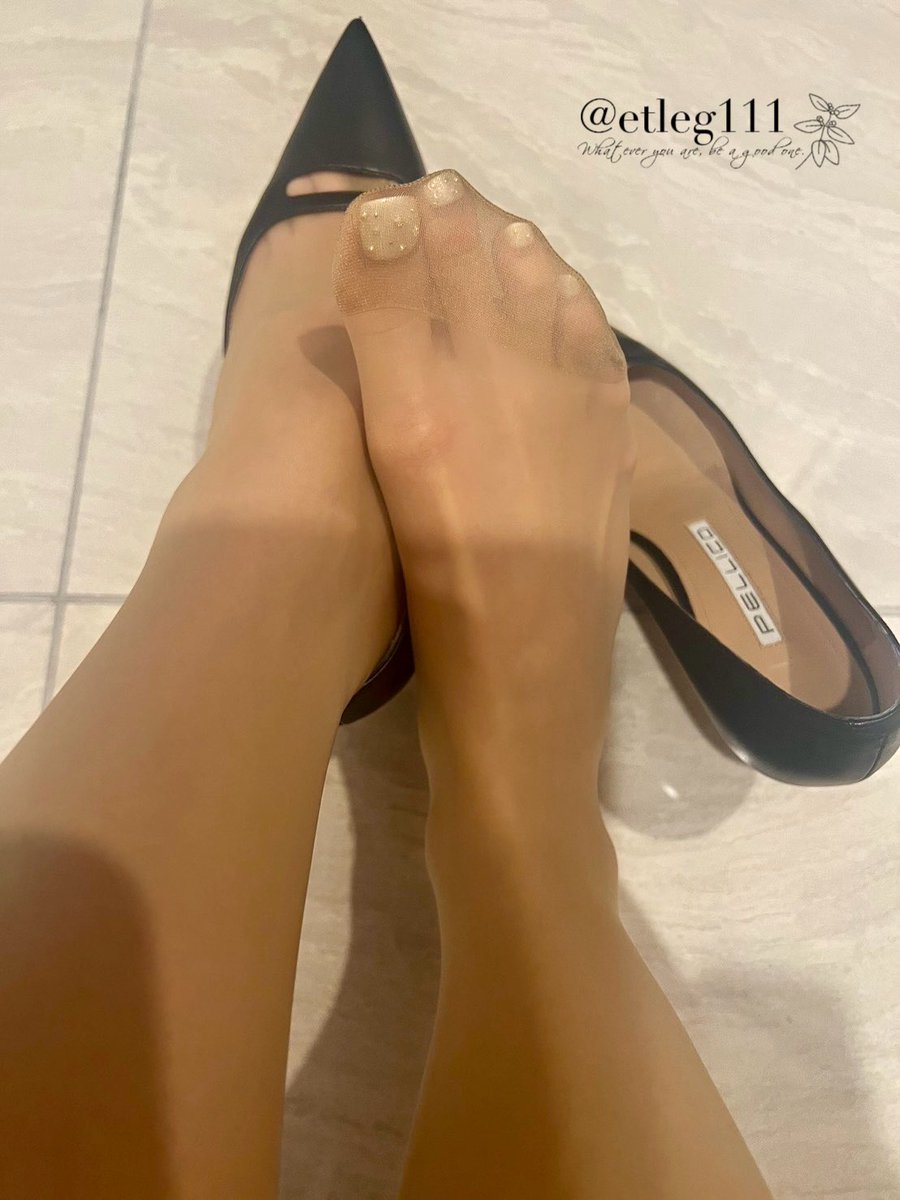 おはようございます✨
今週もよろしくお願いします💕
お仕事で使うヒール、パンプスはだいたい決まっていますが、今朝はカーフにするかエナメルにするか、結構悩みました😊
結果、ベージュのストッキングとエナメルのヒールに👠
それでは、いってきます👋 https://t.co/ilPzg7XBAC