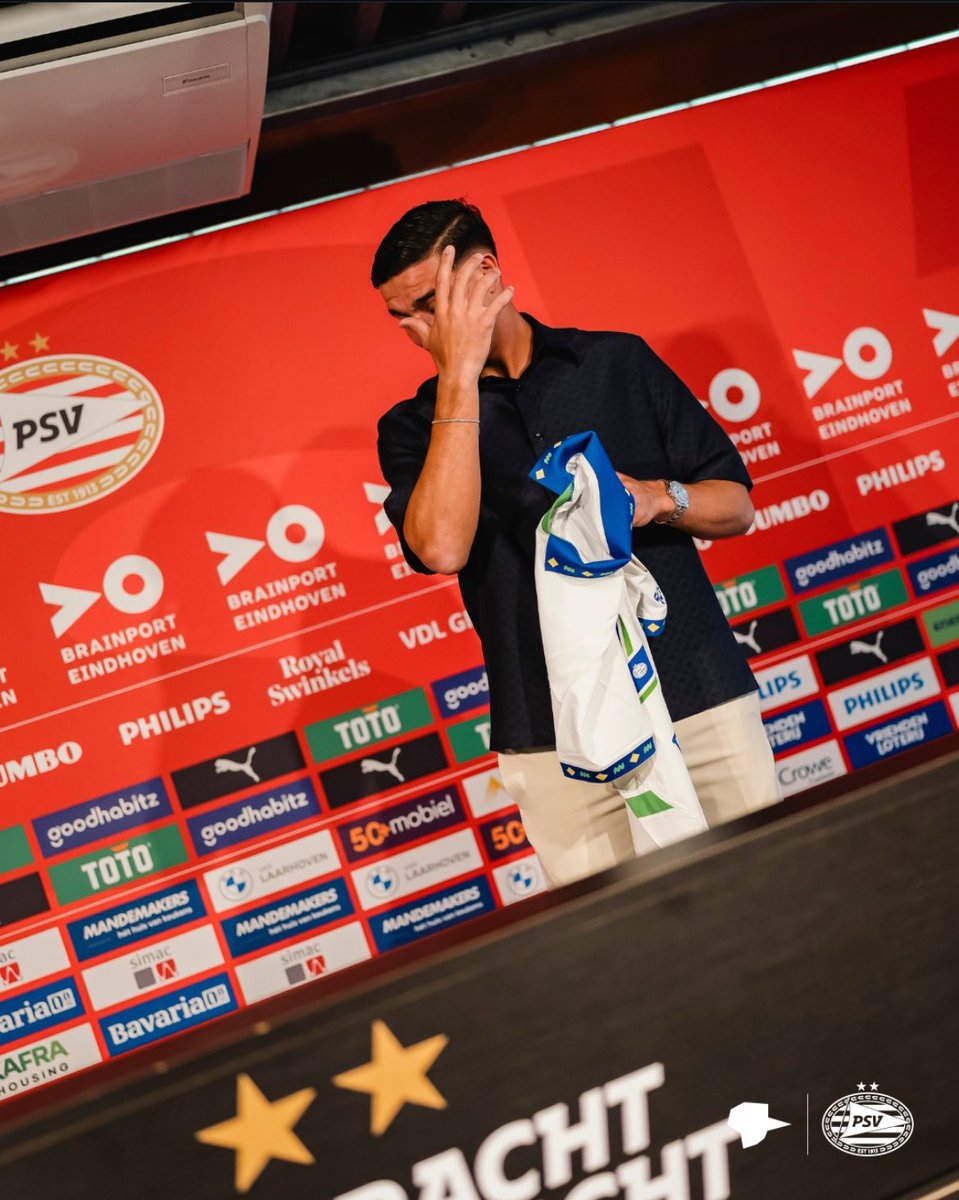 PSVwrld's tweet image. Living his dream 😢❤️🤍

#PSV #CreatingCouhaibTogether