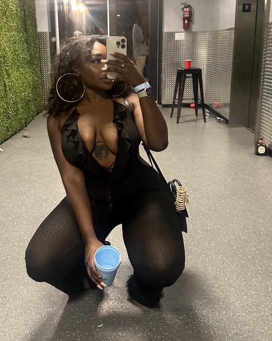 Watch One Less Lonely N*gga, MBA 👸🏽's leaked NSFW photo on TwXstars