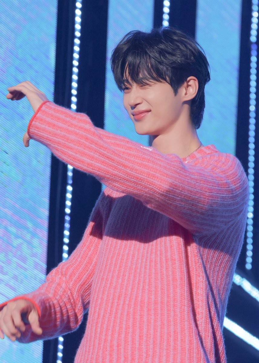 BJT_ss's tweet photo. 누가 아이돌 아니랄까봐 진짜,,,💘

240707 서울 팬미팅 #변우석 https://t.co/8dScIyjBNj