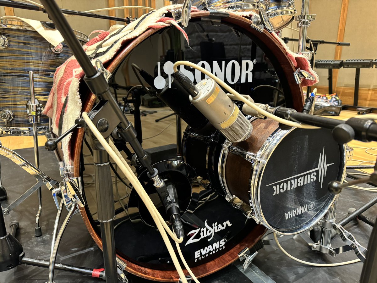 TWP_imamura's tweet image. 素晴らしきRecでした。3枚目のスネアは80年代製パールのメイプルファイバーグラスシェル14×8インチの深胴でまさに時代の音がします。こんなに良き音楽環境にいる事が出来て、私は幸せ者だといつも思います。
#drumtech
#sonordrums 
#dwdrums 
#pearldrums 
#zildjiancymbals 
#evansdrumheads