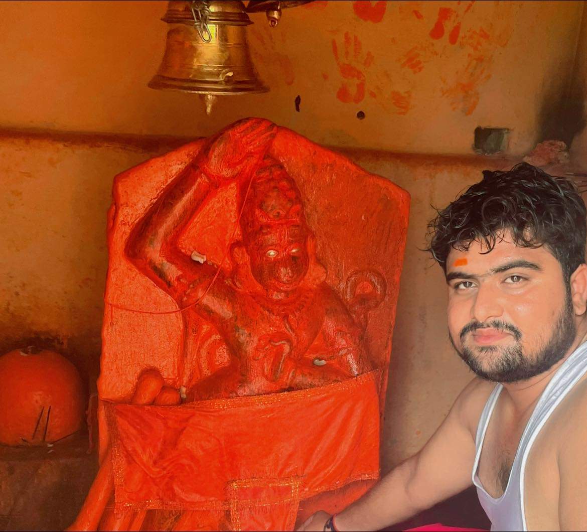 anuj_hanumat's tweet photo. #चित्रकूट के सबसे रहस्यमयी और पौराणिक जंगल #बेधक जाना हुआ ... इस जंगल में बेधकनाथ महाराज के नाम से हनुमान भगवान की दिव्य सिद्ध प्रतिमा विराजमान है । इस स्थान का सम्बन्ध रामायण और महाभारतकाल से भी बताया जाता है। इस जंगल में मंदिर के ठीक बगल में सुंदर एवं अलौकिक झरना है जिसका जल बेहद शीतल और स्वच्छ है । यह स्थान चारो तरफ से पहाड़ों से घिरा है और ठीक यूपी - एमपी सीमा में स्थित है । सालभर इस स्थान पर हर मंगलवार और शनिवार को श्रद्धालुओ का आना जाना लगा रहता है।  इस स्थान को लेकर एक स्थानीय किंवदंती यह है की यहां रात में आज भी तेज प्रकाश के साथ संगीत की धुन नृत्य करने की आवाज आती है । यह भी कहा जाता है की बेधकनाथ महाराज के नीचे से ही कहीं पाताल लोक जाने का भी रास्ता है । यह स्थान अनेकों ऋषि मुनियों की तपोस्थली भी रही है, पहाड़ में अनगिनत गुफाएं और शैलाश्रय आज भी इस बात की गवाही दे रहे हैं । यहां पहले चूने की खदाने थी । इस स्थान पर कैल्शियम भी बड़ी मात्रा में पाया जाता है । यह स्थान रानीपुर वन्य जीव अभ्यारण्य के अंदर बीहड़ बीहड़में स्थित है जहां जाने का रास्ता दुर्गम है । यह स्थान जिला मुख्यालय चित्रकूट से लगभग 45 किमी दूर मानिकपुर तहसील के अंतर्गत आता है। मानिकपुर से 10 किमी दूर निही गांव से इस पौराणिक स्थल की दूरी लगभग 5-6 किमी जंगल के बीहड़ में है । #Bedhaknath #Manikpur #बेधक_जंगल #chitrakoot #tourism #रहस्य
