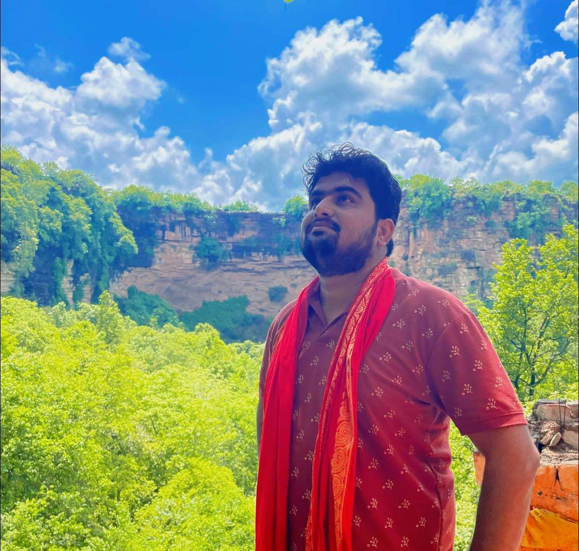 anuj_hanumat's tweet photo. #चित्रकूट के सबसे रहस्यमयी और पौराणिक जंगल #बेधक जाना हुआ ... इस जंगल में बेधकनाथ महाराज के नाम से हनुमान भगवान की दिव्य सिद्ध प्रतिमा विराजमान है । इस स्थान का सम्बन्ध रामायण और महाभारतकाल से भी बताया जाता है। इस जंगल में मंदिर के ठीक बगल में सुंदर एवं अलौकिक झरना है जिसका जल बेहद शीतल और स्वच्छ है । यह स्थान चारो तरफ से पहाड़ों से घिरा है और ठीक यूपी - एमपी सीमा में स्थित है । सालभर इस स्थान पर हर मंगलवार और शनिवार को श्रद्धालुओ का आना जाना लगा रहता है।  इस स्थान को लेकर एक स्थानीय किंवदंती यह है की यहां रात में आज भी तेज प्रकाश के साथ संगीत की धुन नृत्य करने की आवाज आती है । यह भी कहा जाता है की बेधकनाथ महाराज के नीचे से ही कहीं पाताल लोक जाने का भी रास्ता है । यह स्थान अनेकों ऋषि मुनियों की तपोस्थली भी रही है, पहाड़ में अनगिनत गुफाएं और शैलाश्रय आज भी इस बात की गवाही दे रहे हैं । यहां पहले चूने की खदाने थी । इस स्थान पर कैल्शियम भी बड़ी मात्रा में पाया जाता है । यह स्थान रानीपुर वन्य जीव अभ्यारण्य के अंदर बीहड़ बीहड़में स्थित है जहां जाने का रास्ता दुर्गम है । यह स्थान जिला मुख्यालय चित्रकूट से लगभग 45 किमी दूर मानिकपुर तहसील के अंतर्गत आता है। मानिकपुर से 10 किमी दूर निही गांव से इस पौराणिक स्थल की दूरी लगभग 5-6 किमी जंगल के बीहड़ में है । #Bedhaknath #Manikpur #बेधक_जंगल #chitrakoot #tourism #रहस्य