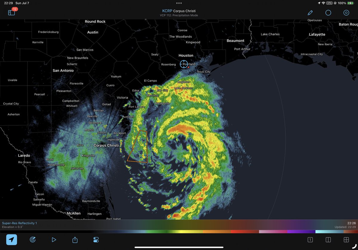 CosmicStatus's tweet image. 10:28 pm and Beryl seems to be doing some last minute strengthening before landfall #Beryl #tropics #wx