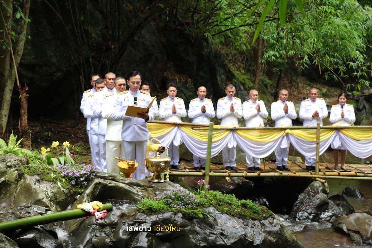 นี่เป็น"พิธี"เอาน้ำ"ศักดิ์สิทธิ์"ที่เชียงใหม่
เออ! บ้าดีแท้