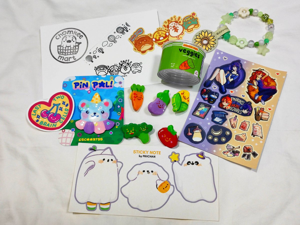Went to Patrons of the Arts : Originals this weekend! Haul is a mix of trinkets and stickers 😆

Pin pal from <a href="/escaartss/">esca ଘ(´•3•)⊃ ☆</a>
Braincells sticker from <a href="/PaolaPaperie/">Paola Paperie • Paskomiket Table B3</a> 
Ghost sticky note from <a href="/priichann/">Priichan 🔗🪄⚡️</a>
Veggie pins from <a href="/chomkeemart/">Chomkee Mart</a> 
Bracelet from datensui