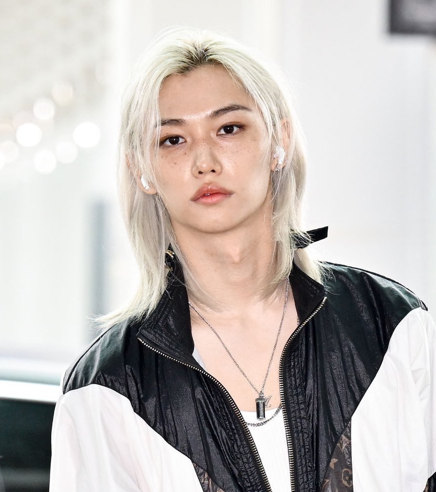 valrani_skz's tweet photo. his hair is so LONG https://t.co/5uijRLaYX0