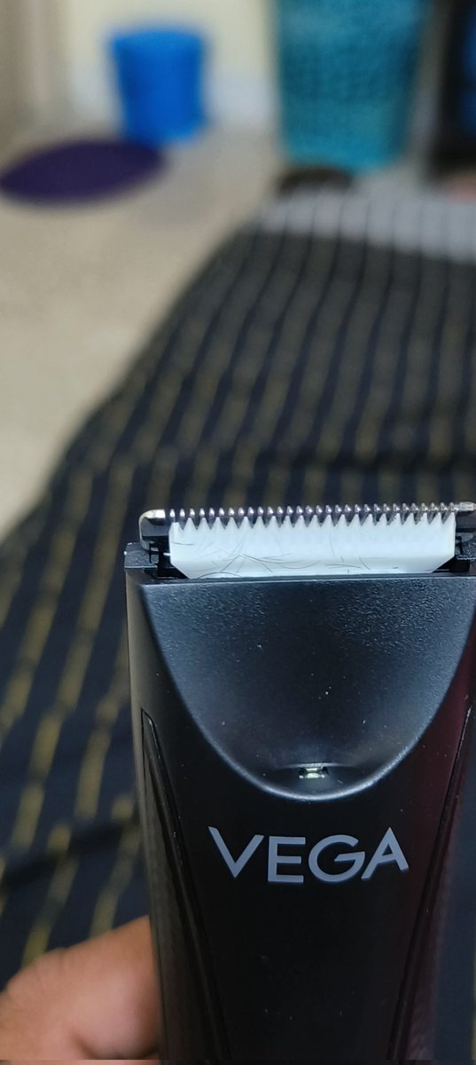 cbpradeesh's tweet photo. @SwiggyInstamart @SwiggyCares Bought a beard trimmer and body hair trimmer yesterday at Vijayawada (8.30 PM). The package of body hair trimmer was torn and had hair on the blades. Never knew that swiggy sells second hand body hair trimmers. https://t.co/VNf6JU6tsP
