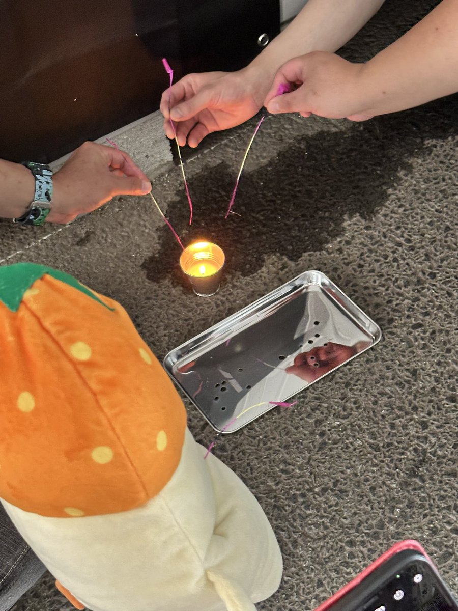 mbok_jp's tweet image. モバオクも参加させていただきました(*´∀`)
この日のために、オレンヂくんがたくさん準備してくれました✨

番外編で、@RAYWOOD_Hobby さん　@sanpuku_329 さん　@wecode_inc さんの対決も！

花火が落ちる瞬間やばくないですか？

#企業公式線香花火対決