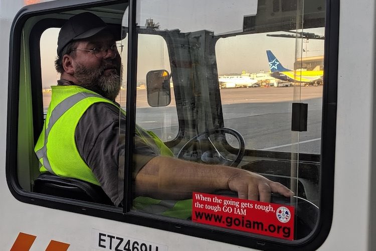 iamll16's tweet photo. IAMAW Canada – Honouring Critical Workers: IAM Celebrates Airport Workers Day https://t.co/buie1KTyRv #IAM #IAMAW #union #canada #DL140 #labour #LL16 https://t.co/OtFFMkJWLL