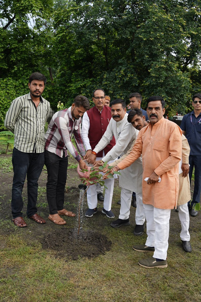 प्रतिदिन पौधरोपण के संकल्प के क्रम में आज भोपाल स्थित स्मार्ट सिटी पार्क में पौधा रोपा।

पेड़-पौधे हमें जीवन देते हैं और धरा को हरा-भरा व समृद्ध बनाते हैं। आप भी पर्यावरण संरक्षण के उद्देश्य से साल में कम से कम एक बार पौधरोपण अवश्य करें।

#OnePlantADay