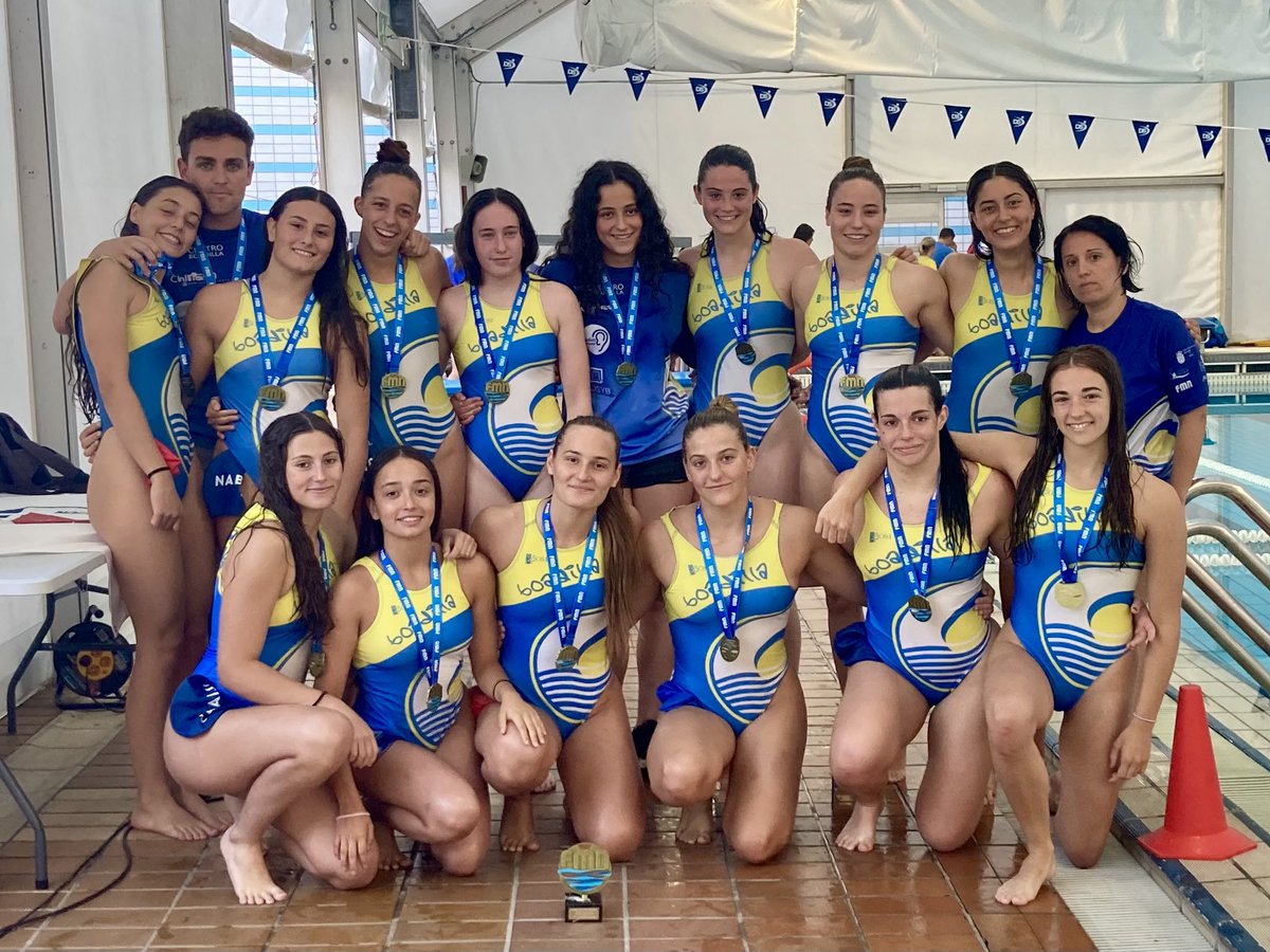 #WP #CMJuvFem
Tras una dura temporada nuestras #juveniles consiguen poner el broche de #oro al tremendo #trabajo del #equipo: ¡Campeonas de #Madrid!
🥇🔝🤽‍♀️🏆
Esto no acaba aquí porque aún queda lo mejor: en dos semanas #aportodas en #Mataró
#vachiquis
#soisenormes
#elpololopeta