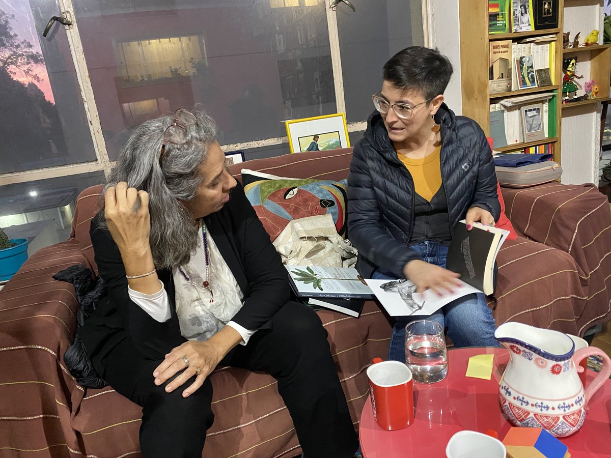 🕶️Perfil con nuestra próxima autora Ana María Ochoa.
-Etnomusicóloga, una de las figuras más importantes dentro de los estudios de música y sonido. 
-Ediciones mimesis publicará La vida de los sonidos.
📸Publicamos imágenes de su visita a Viña hace unas semanas.