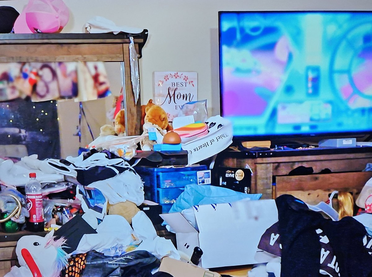 I thought this was Happily Ever After, not Happily Ever Hoarders. Gross! 🤢
#angelaandmichael 
#90dayfiancehappilyeverafter