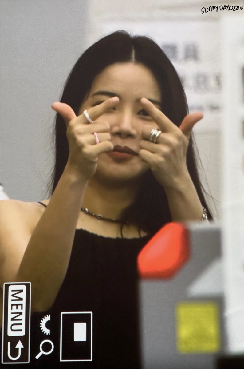 SUNNYDAY0221_'s tweet photo. 240708 홍콩공항 출국 프리뷰 

#마마무 #솔라
#MAMAMOO #SOLAR https://t.co/JS7YSMId1X