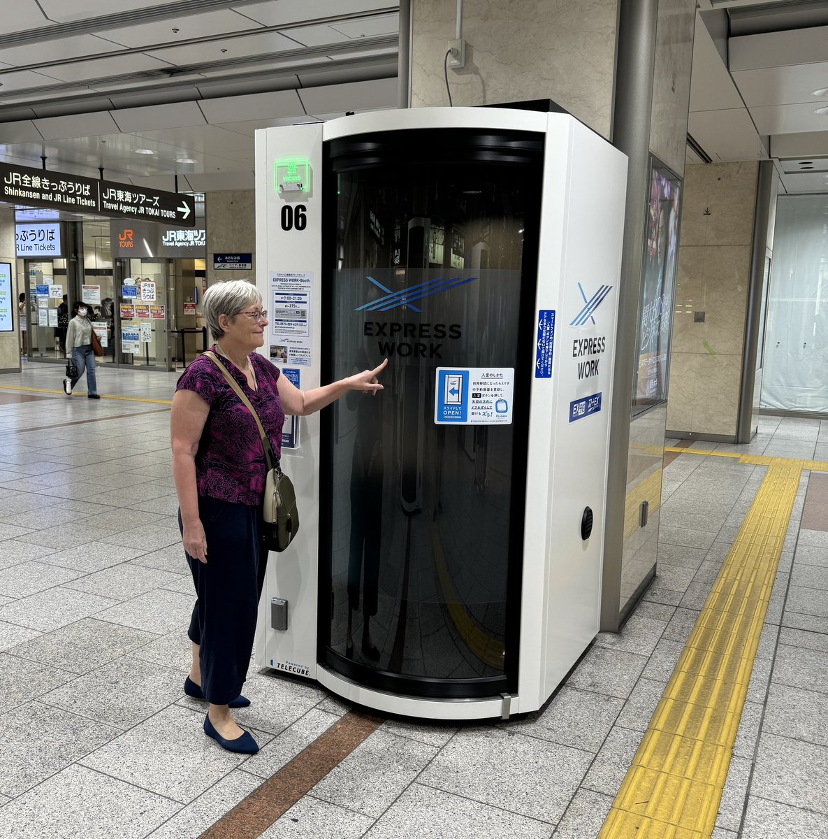 Was kommt nach dem Co-Working-Space? Die Single-Working-Cell, gleich beim Bahnsteig (hier in Nagoya Station)
