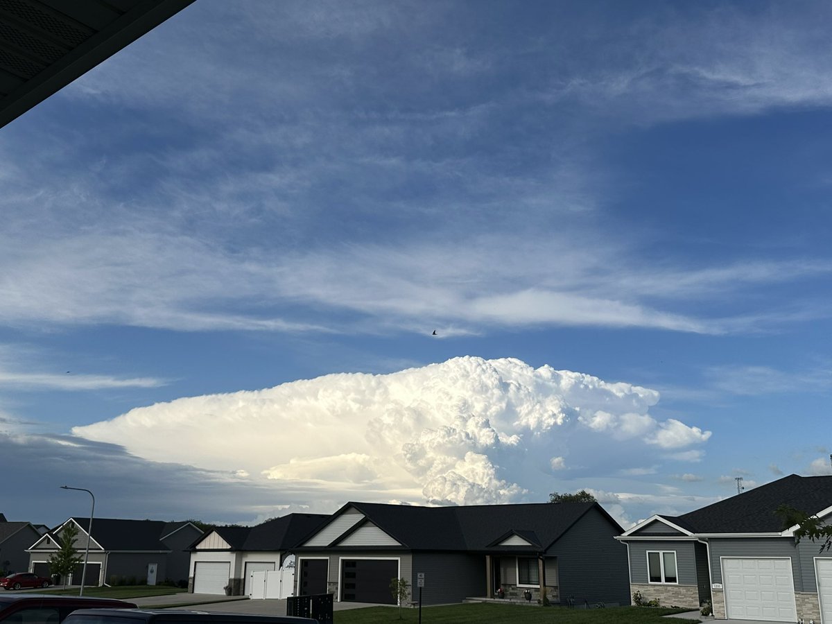 ClancyBS's tweet photo. @NWSOmaha impressive view of the storm east of Omaha from Ashland, NE https://t.co/tEboNIR8Iy