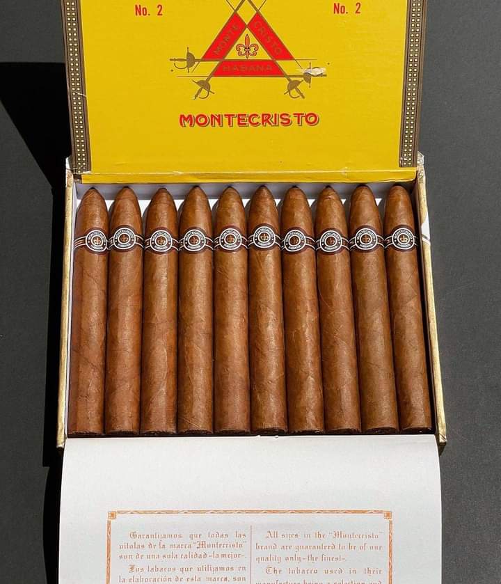 aficionadohub's tweet photo. ⚜️MONTECRISTO No2 ⚜️
for inspection 🧐 and smelling the rich aromas they developed through the aging process.
Wishing a creative & smokey 💨end of week to all our #botls & #sotl‼️ https://t.co/6pYqUDXc7E