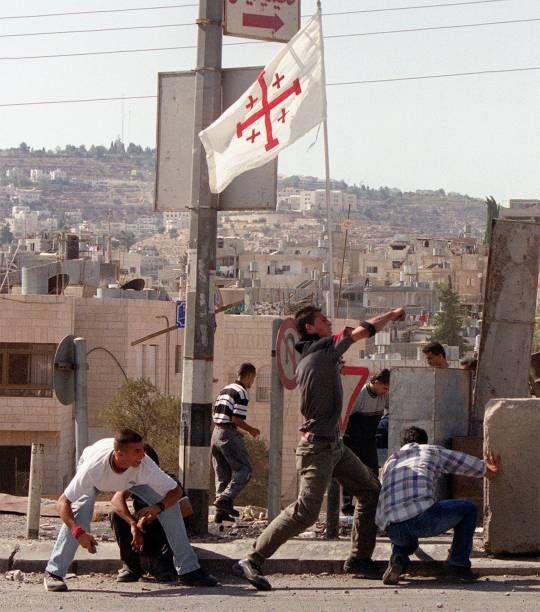 🇵🇸Palestiniens chrétiens jettant des pierres aux soldats sionistes à l'entrée nord de Bethléem, 2000.
