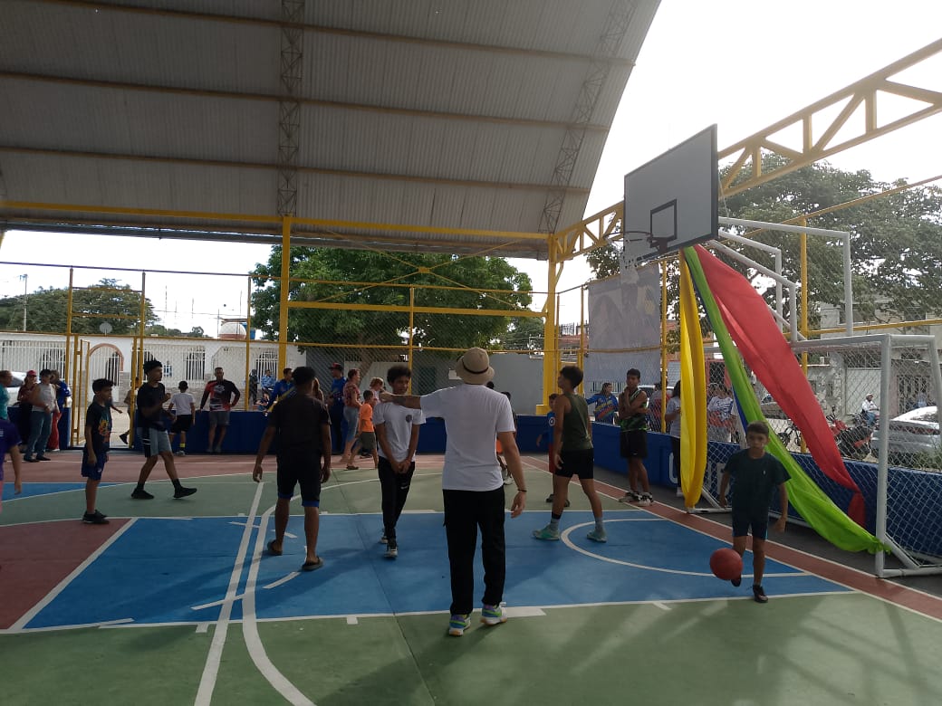 MPV_Lara's tweet photo. Durante la entrega de la cancha Club Lara, también se distribuyeron kits deportivos los cuales permitirán complementar las prácticas a sus usuarios. 
Recuerden que conservar los espacios deportivos es tarea de todas y todos
@NicolasMaduro 
@vargas_mimou 
#VenezuelaDePaz https://t.co/t6hjwyfZVl