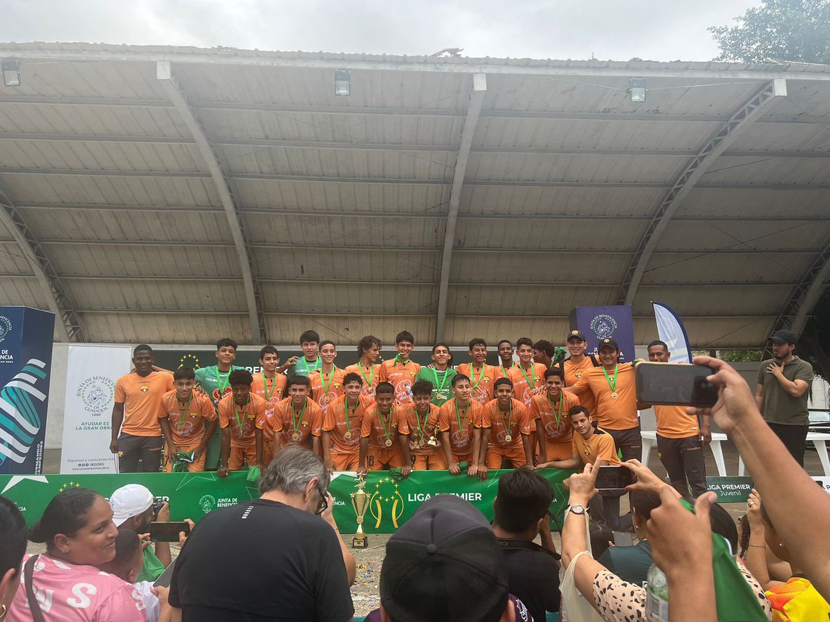 panchocevallosv's tweet photo. Felicitaciones Mijo!
Campeones de la Liga Premier 🏆 https://t.co/Of1cmuOmLk