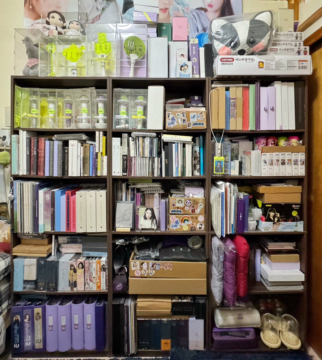 UaenaEmt's tweet photo. Before my Queen arrived, must clean and tidy up a bit the treasure! 
@_IUofficial @edam_ent 
#IUwelcometonyc #IU_WORLD_TOUR #IUNYC #IU https://t.co/k2Oo3G1sHu