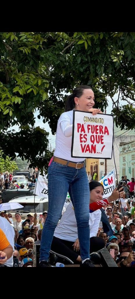 OvniHorse's tweet photo. Todas las  Abuelas y abuelos que se siente viejitos  y ofendido #Decrepito tienen el deber histórico de ir a darle en la madre al falta de respeto del usurpador despersonalizado de Miraflores, para decirle #VasPaFuera
#NarcolasVasPaFuera
#EdmundoConVenezuela 
#EdmundoPresidente https://t.co/aeJIewJQvq