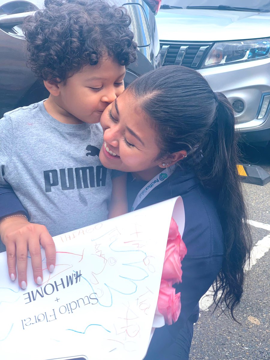 AbyNazareth30's tweet photo. El verdadero no esperen menos: mi sobrino me trae flores al trabajo y el mismo escribió la cartita en el papel🥹😍 https://t.co/PyqdGJ2k8o