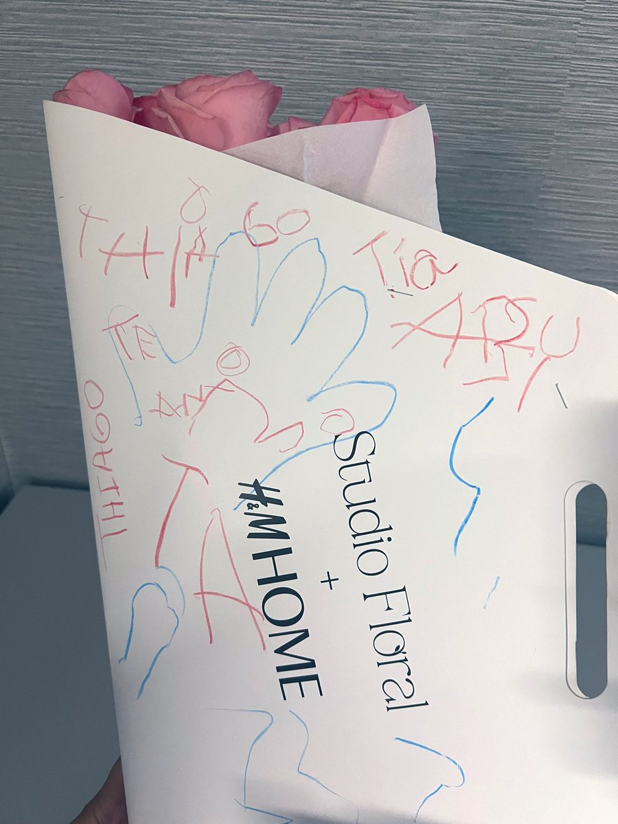 AbyNazareth30's tweet photo. El verdadero no esperen menos: mi sobrino me trae flores al trabajo y el mismo escribió la cartita en el papel🥹😍 https://t.co/PyqdGJ2k8o