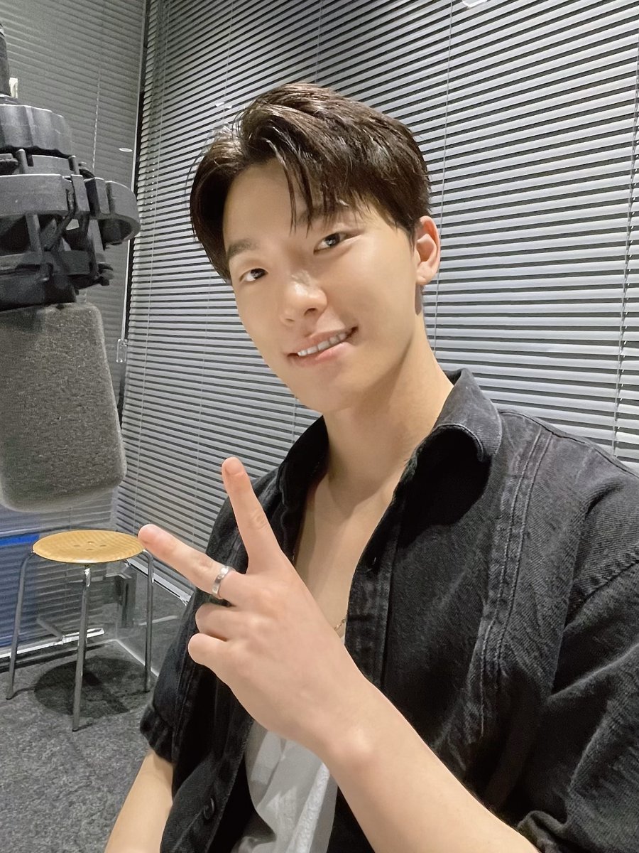 pledis_17jp's tweet photo. [17'S DINO]
今夜の授業はランダムミュージックでした！
久々に『YOU MAKE MY DAY』を聴きました！
みなさんはいかがでしたか？！やはりいいアルバムだなと思いました！
生徒のみなさん、暑くなっていますが、体に気をつけてまた来月会いましょうね🦖

#ディノ先生
#DINO
#SEVENTEEN
#SEVENTEENLOCKS https://t.co/9lqMSUcgp2
