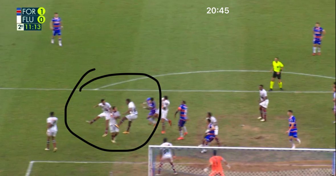 Resistencia_FFC's tweet photo. Três jogadores pulando no nada e o jogador do Fortaleza conseguindo cabecear sem problemas…. bizarro https://t.co/AzRghqdSga