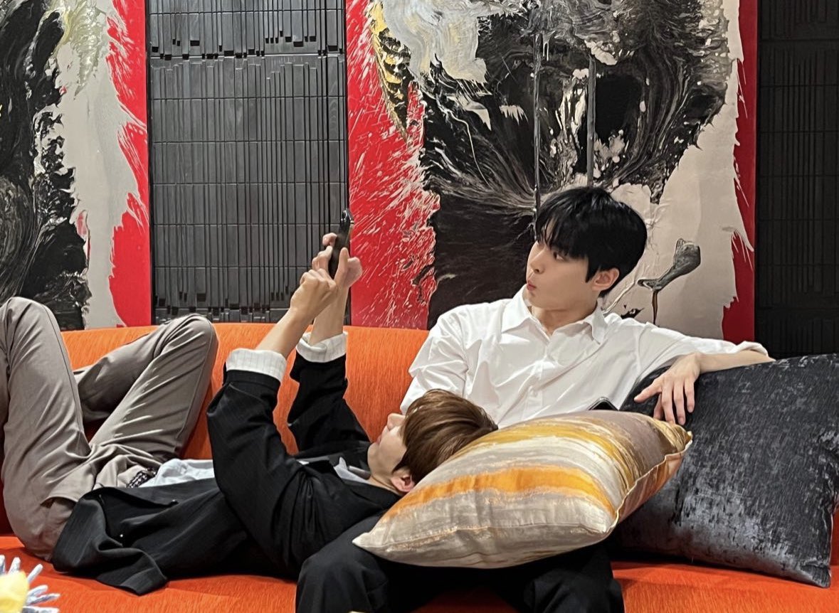 breeze_colour's tweet photo. จากนอนซบตักในวันนั้น สู่นอนหนุนอกในวันนี้ โดจองแรงไม่หยุด แรงมาก แต่ละรูปคือไม่ใช่แฟนทำแบบนี้ไม่ได้นะคะ ฮือ สาววายมันตายในหน้าที่อย่างสงบสุขแล้วค่ะ 😭🫠 https://t.co/J9NrsbjZko