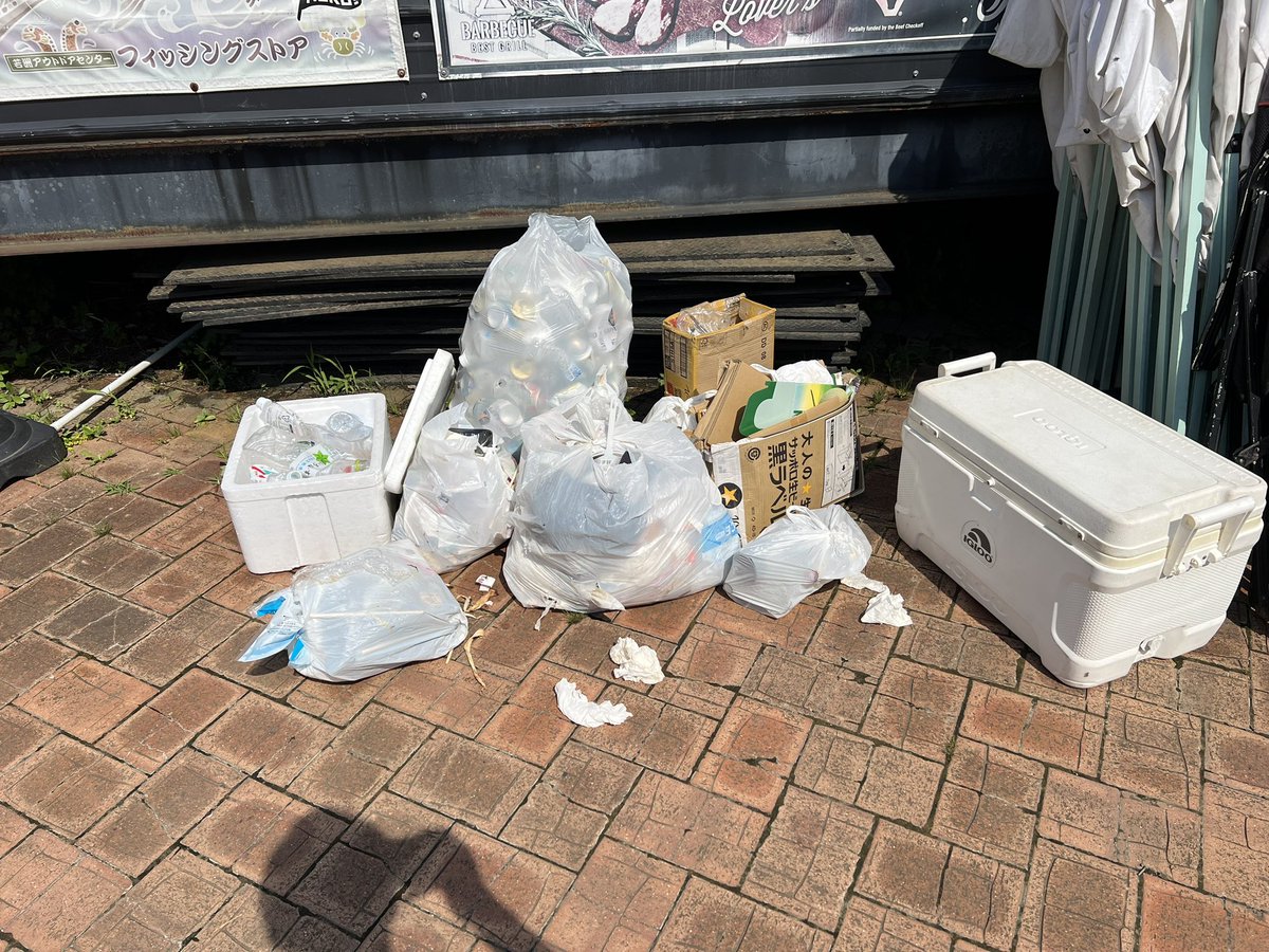 【お願い】

おはようございます。
朝来たら機材返却と共にこのような状態でした…

とても残念ですが、こうなってしまうと全体の利用に対して更に規制を強めなくてはならなくなってしまいます。

皆様のご協力をお願いいたします。

#若洲公園キャンプ場
#若洲アウトドアセンター
#キャンプ　#ゴミ