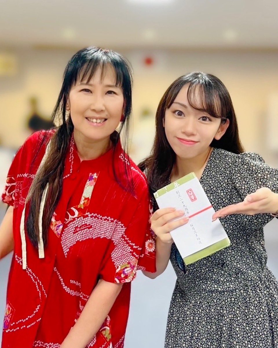 kamiyamihoko's tweet photo. わぁ！美澪奈ちゃんが来てくれたー❣️
今年の「創流記念日手ぬぐい」を手にパシャ✨

相変わらず超可愛いミレナっちだけど、論文の研究分野を語る姿は立派な大学生。『ミレニアム桃太郎』から7年、我が永遠の娘・桃太郎は少女から素敵なレディに成長していました💓
#桜月流 #黒澤美澪奈 #ミレ桃 #メタ桃 https://t.co/kg13XDkV3f