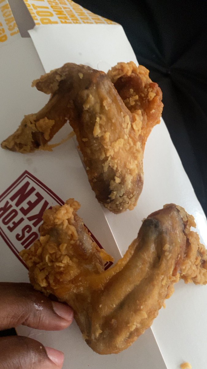 TyTorrence's tweet photo. @LeesFamousChick  this is insane. Spicy/Crispy with no spice or crisp. I can’t believe they served us this. #StLouisMO #SouthKingshighwayLocation https://t.co/R2VUnj6gIw