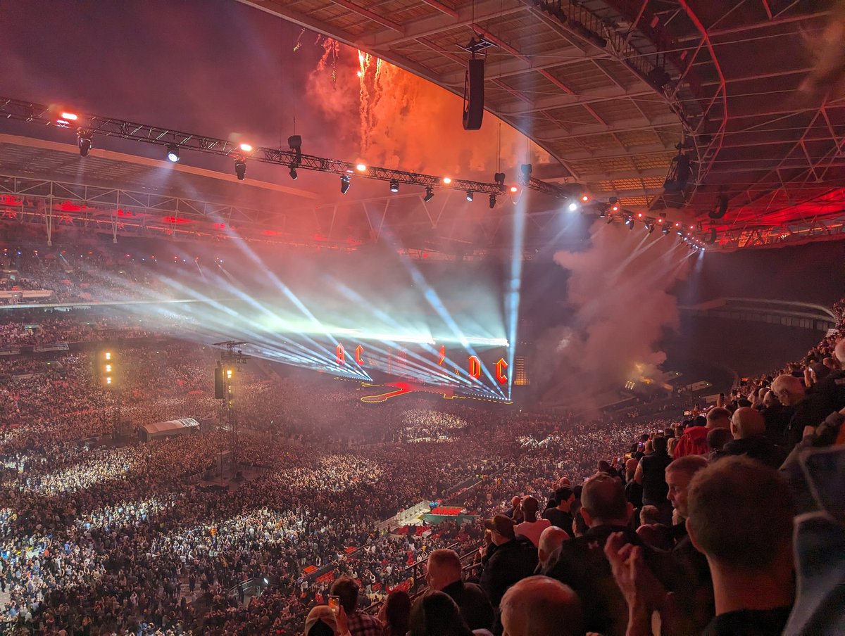 smity_873's tweet photo. Best gig ever!! #ACDC https://t.co/OjcUrH8nAa