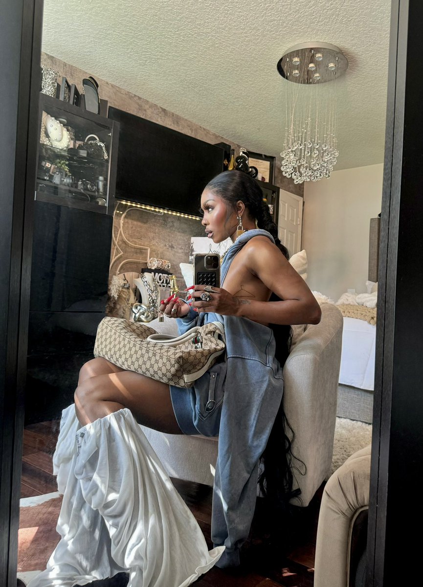 kelseyashleyy's tweet photo. drenched wife beaters n’ denim, all summer’24 https://t.co/vIjUolaAjU