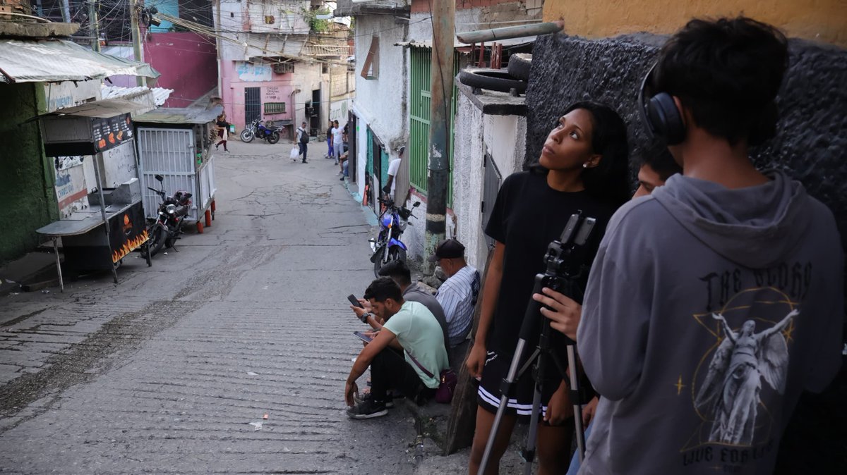 cine_escuela's tweet photo. Taller 9 de la @cine_escuela en Petare Norte: "construcción de paisajes sonoros" en la Comuna "Vamos con todo", Barrio 5 de Julio. 
¡Hoy el Presidente @NicolasMaduro aprobó el proyecto de Renovación del Hábitat en este sector y pretende luego llevarlo a todo Petare! https://t.co/mCIwxNKTSE